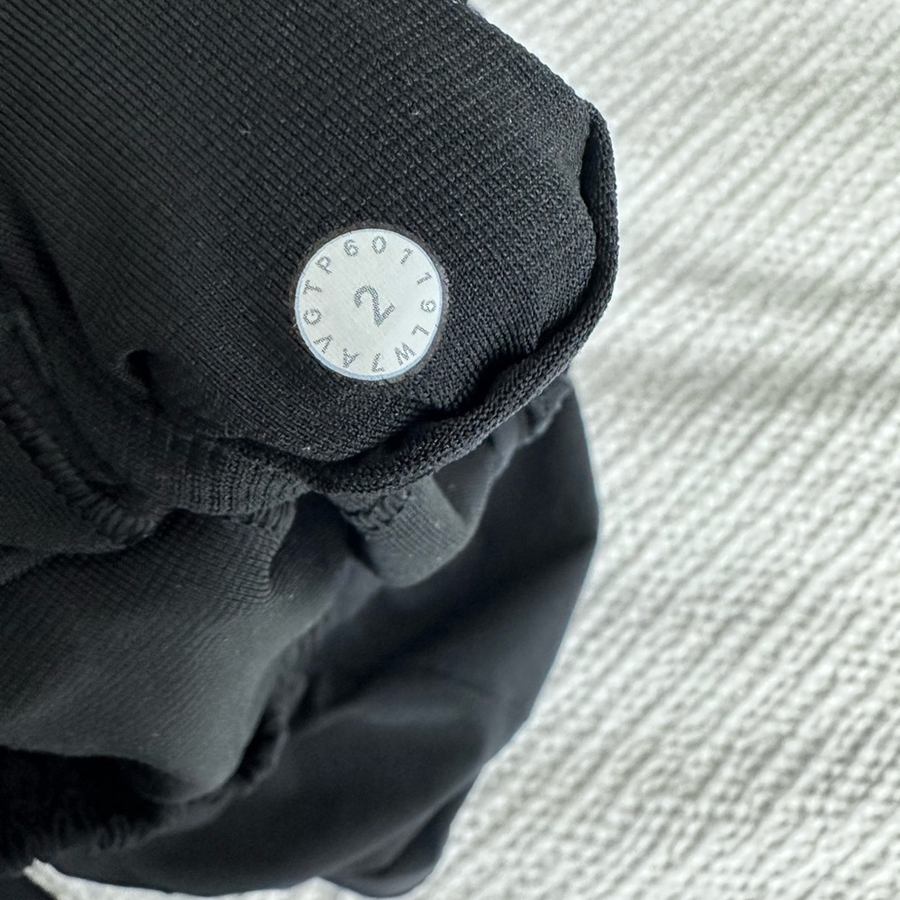 ❌SOLD❌ Lululemon black lined shorts 3.5 inseam - Picture 3 of 4